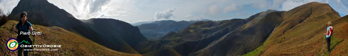 36 Sul bel sentierino di cresta per il Pizzo Baciamorti.jpg